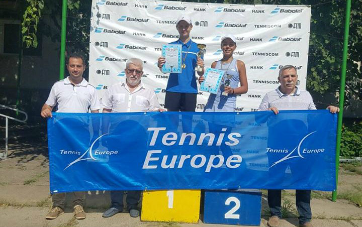 Vlada Haețcaia și Iulia Gherman, câștigătoarele turneului Babolat Cup U14